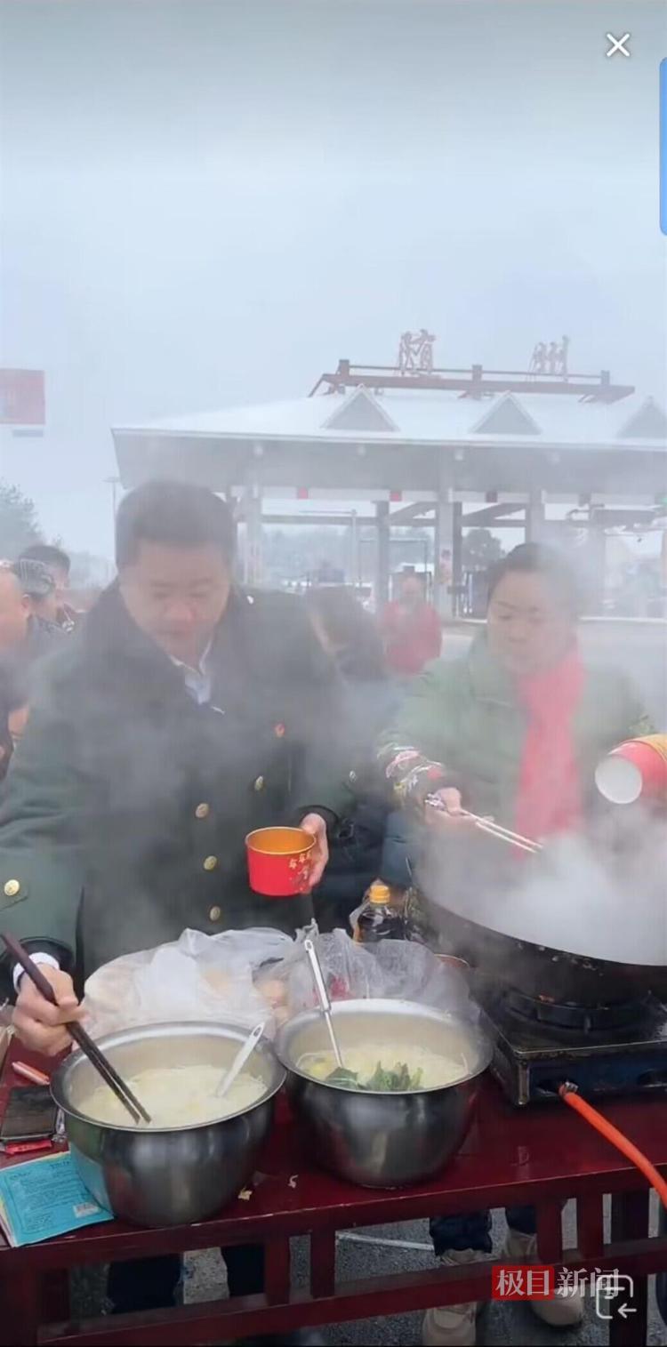 文旅局長帶著鍋和煤氣罐趕到高速口