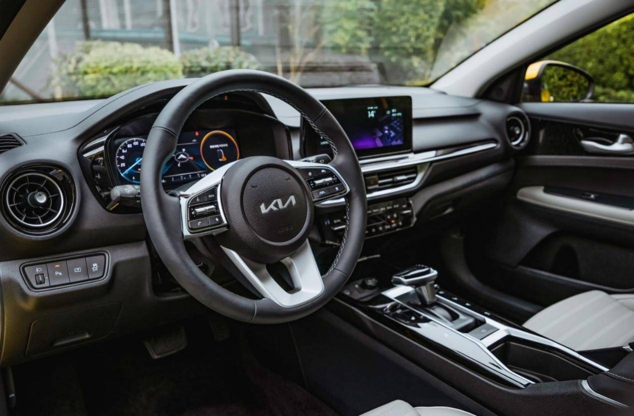 10萬級家轎之爭,起亞新K3對比秦PLUS,誰更適合入手?