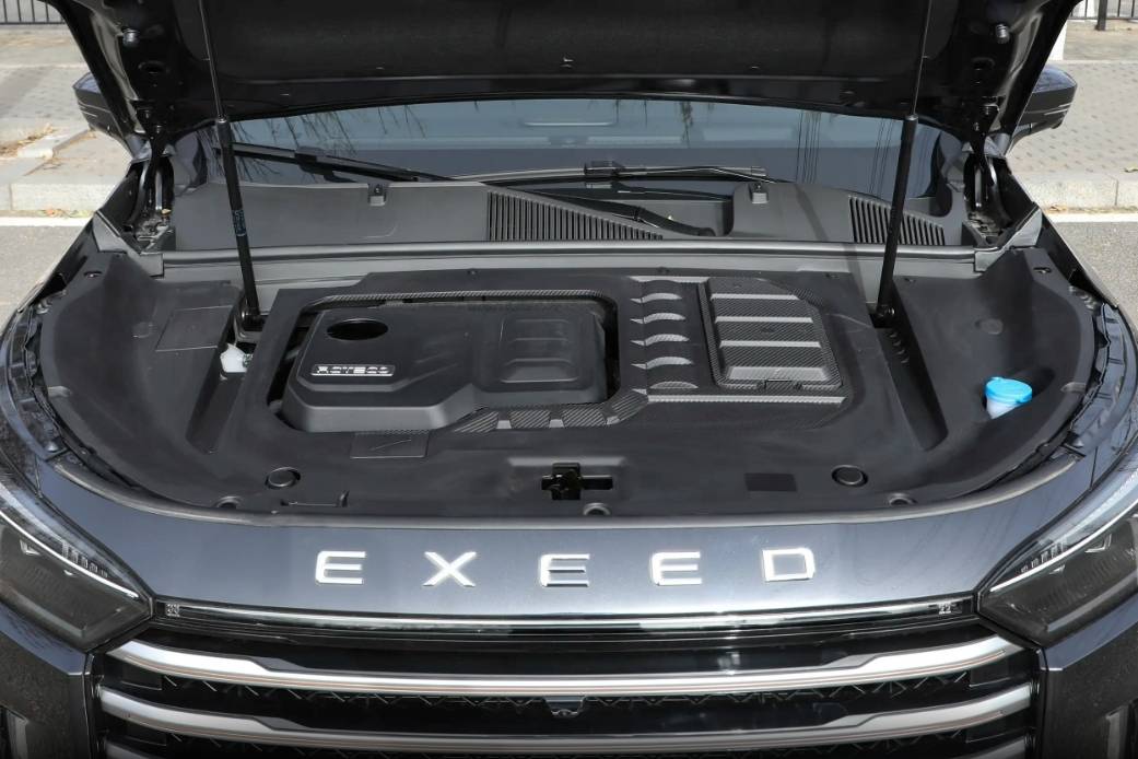 定位國產(chǎn)中大型SUV,配261馬力+8AT,軸距2米9,實拍星途攬月