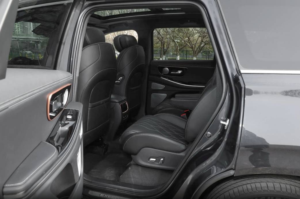 定位國產(chǎn)中大型SUV,配261馬力+8AT,軸距2米9,實拍星途攬月