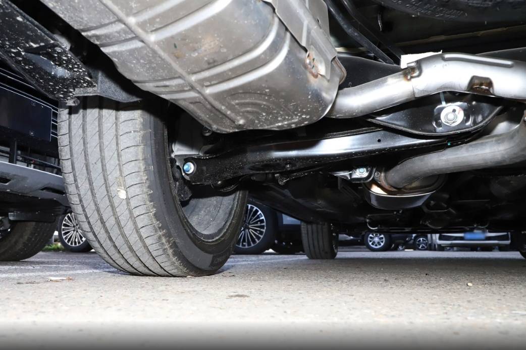 定位國產(chǎn)中大型SUV,配261馬力+8AT,軸距2米9,實拍星途攬月