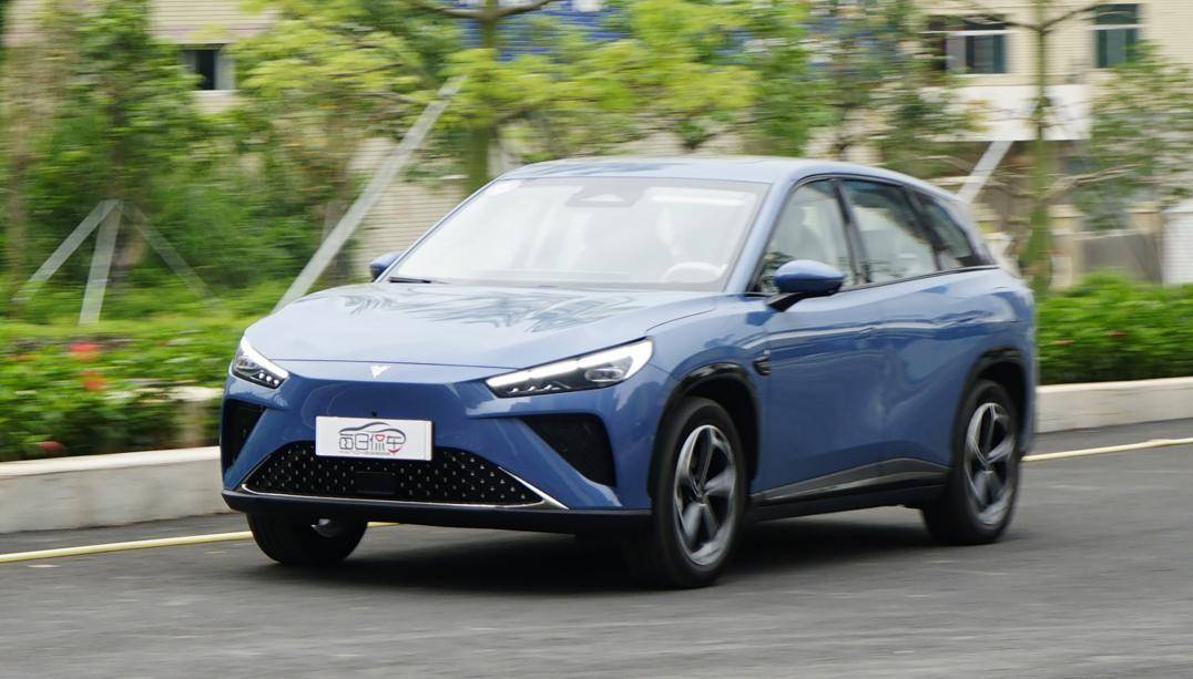 不糾結(jié)續(xù)航 配置給力 底盤(pán)有提升空間 哪吒L增程版試駕測(cè)評(píng)