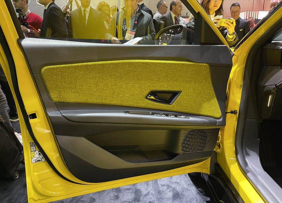 歐洲雷諾版的“五菱繽果”,也主打多巴胺配色,女性用戶居多