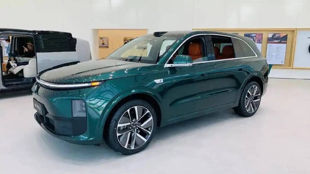 小鵬新車將延期交付,都2025年了,車企為啥還搞不定供應鏈?