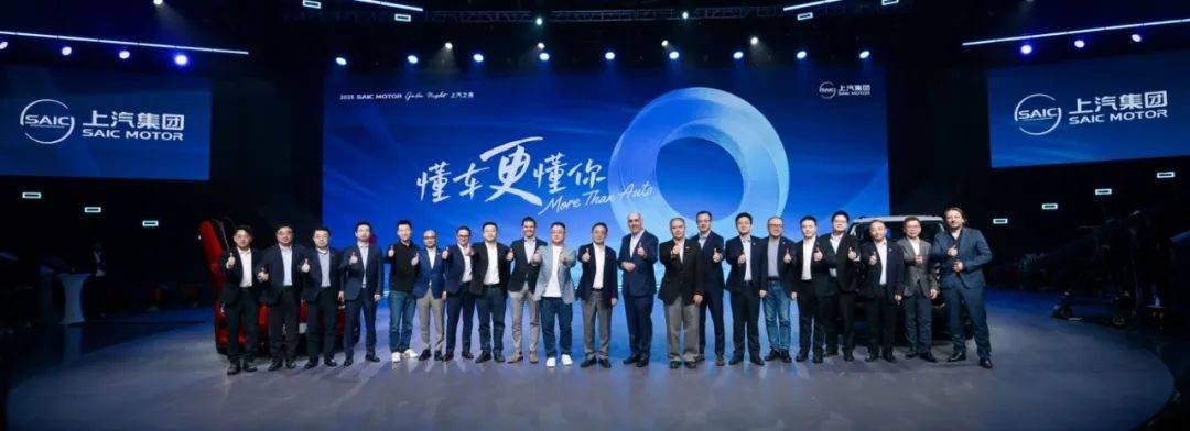 看到比亞迪海鷗、吉利星愿的持續熱銷,蔚來也不甘落后,于是全新智能電動高端小車品牌“firefly螢火蟲”應運而生,旗下首款車型螢火蟲定位純電小型車,動力上搭載105kW后驅電機,純電續航420km,并支持換電,此外還將配備全場景智能泊車、92L前備廂……預售價為14.88萬元,將于4月19日正式上市。日前,又有網友拍到了蔚來螢火蟲的實車圖,下面我們就來提前了解一下。