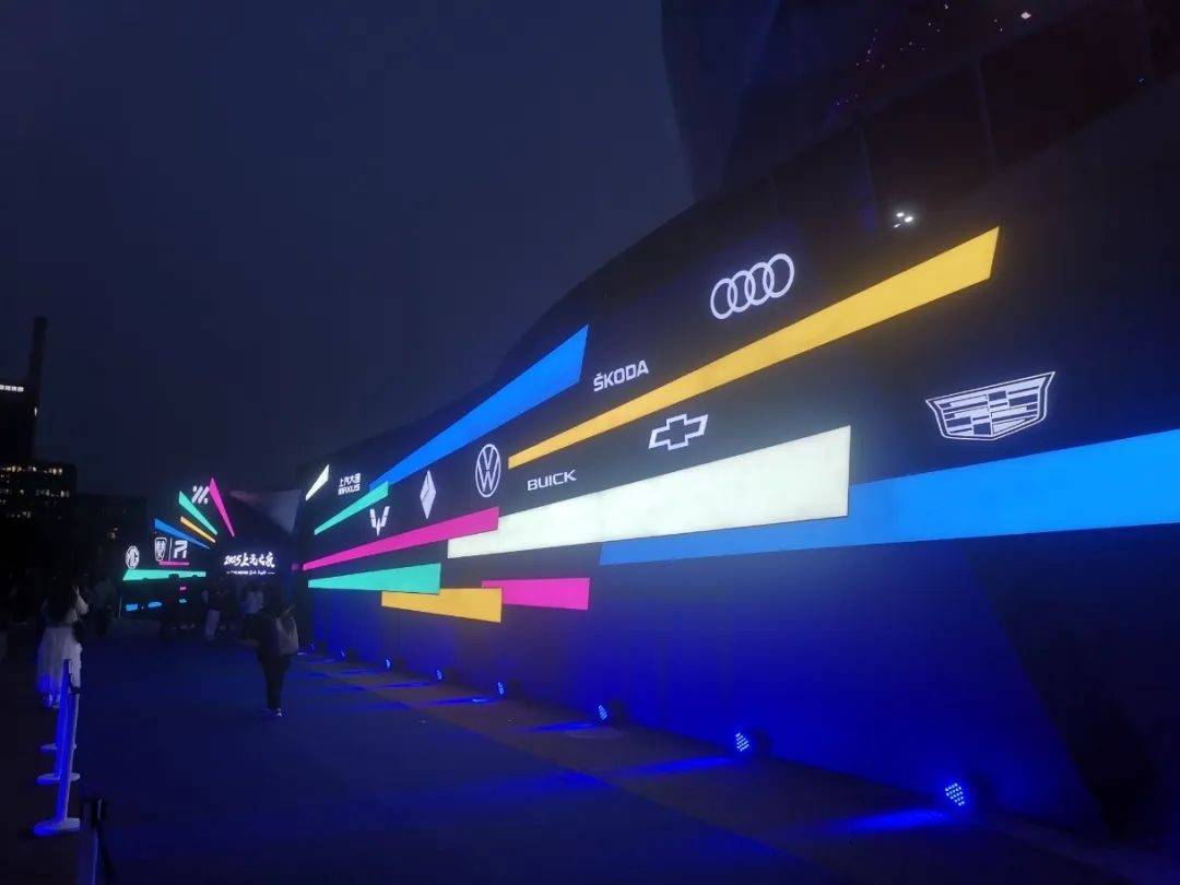 看到比亞迪海鷗、吉利星愿的持續熱銷,蔚來也不甘落后,于是全新智能電動高端小車品牌“firefly螢火蟲”應運而生,旗下首款車型螢火蟲定位純電小型車,動力上搭載105kW后驅電機,純電續航420km,并支持換電,此外還將配備全場景智能泊車、92L前備廂……預售價為14.88萬元,將于4月19日正式上市。日前,又有網友拍到了蔚來螢火蟲的實車圖,下面我們就來提前了解一下。