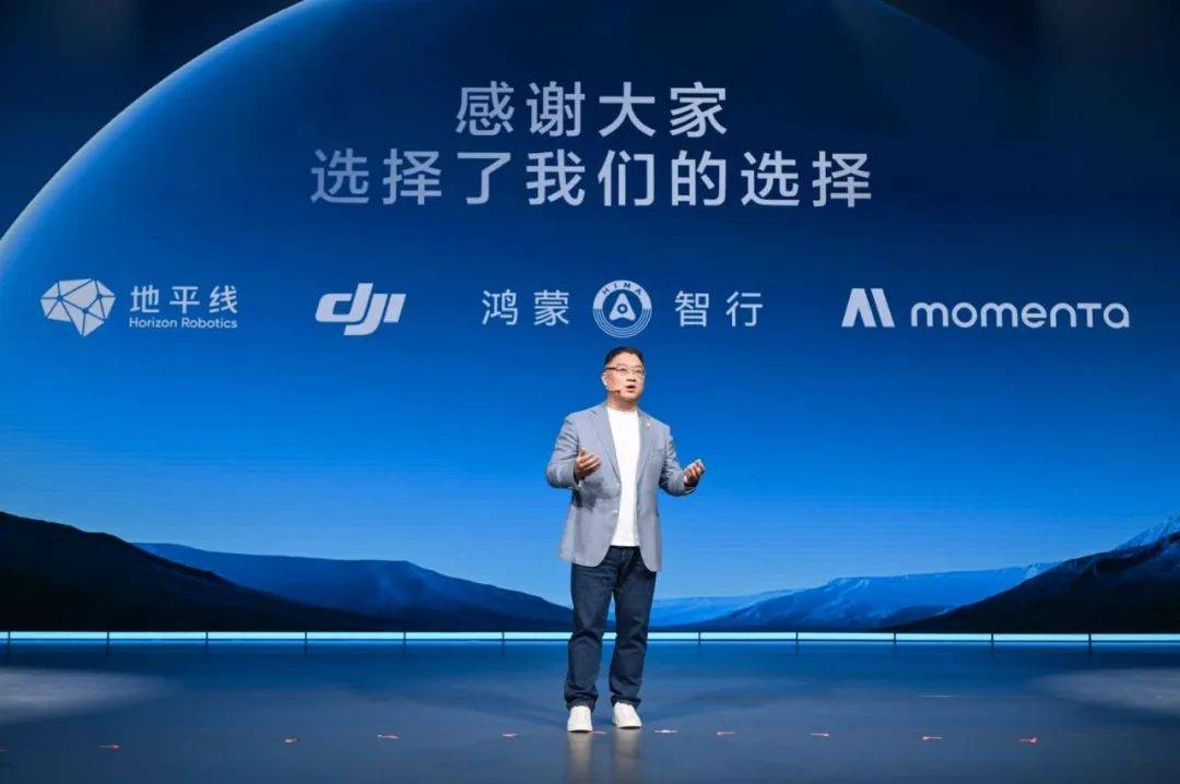 看到比亞迪海鷗、吉利星愿的持續熱銷,蔚來也不甘落后,于是全新智能電動高端小車品牌“firefly螢火蟲”應運而生,旗下首款車型螢火蟲定位純電小型車,動力上搭載105kW后驅電機,純電續航420km,并支持換電,此外還將配備全場景智能泊車、92L前備廂……預售價為14.88萬元,將于4月19日正式上市。日前,又有網友拍到了蔚來螢火蟲的實車圖,下面我們就來提前了解一下。