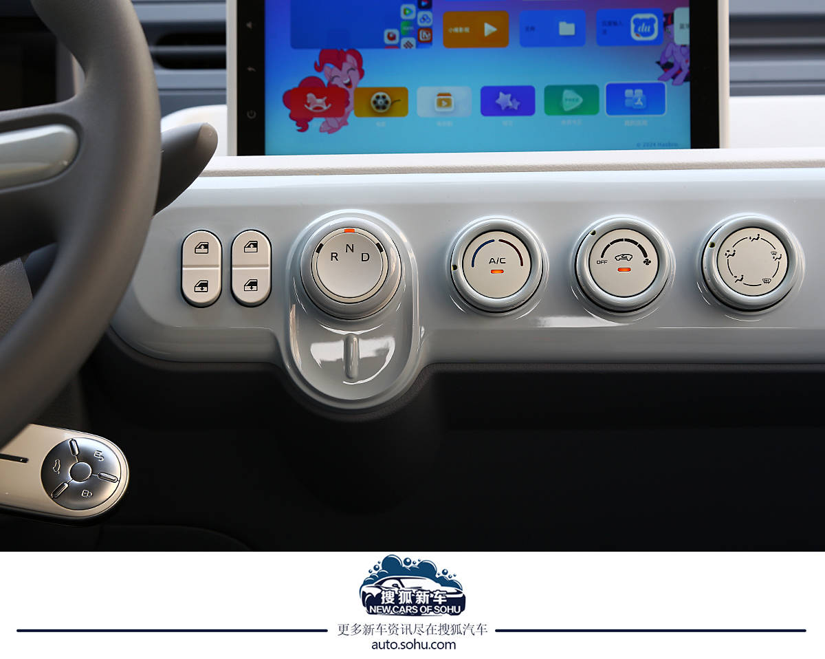 進一步滿足個性化潮流需求 奔騰小馬“冰椰藍”新車色實拍