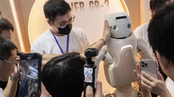 傅利葉GR-3人形機器人亮相 觀眾：觸感太真實了 想和它擁抱