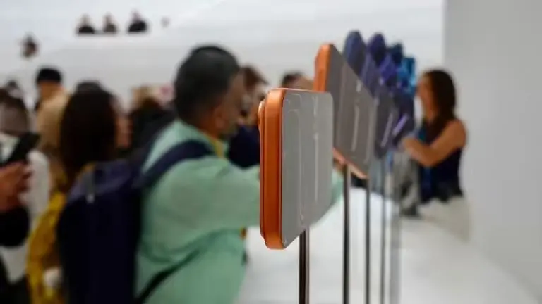 毫米波信號難穿透:蘋果iPhone 17 Pro美版頂部新增玻璃開孔,用于5G mmWave天線