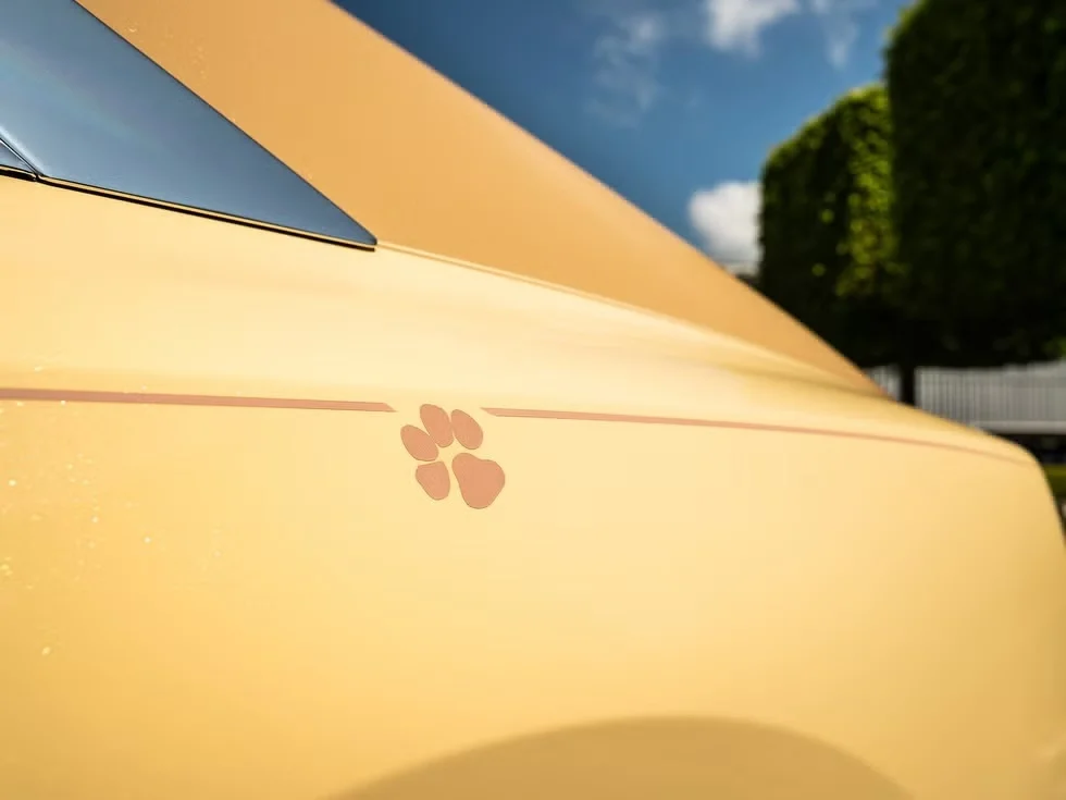 專屬漆色 + 爪印標識,客戶為愛犬定制勞斯萊斯閃靈“貝利”車型